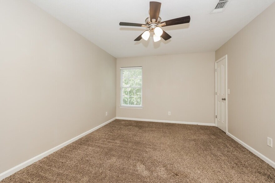 Building Photo - 702 Holland Ridge Dr