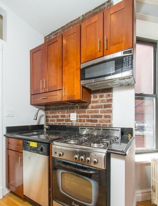 Building Photo - 246 Mott St