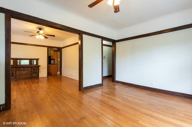 Building Photo - 1253 W Byron St