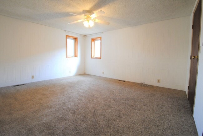 Building Photo - Huge 5 Bed / 3 Bath w/ 2 Car Garage