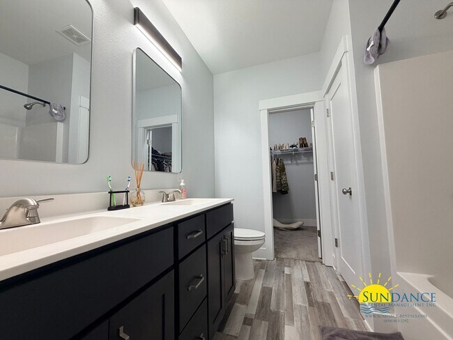 Building Photo - Gorgeous 2 Story 4 Bedrooms Townhome in Fort Walton Beach!