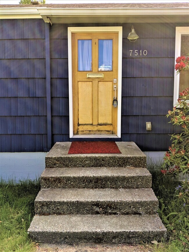 Building Photo - Charming 2-Bedroom Home in West Seattle-Off Street Parking- Large Outdoor Space