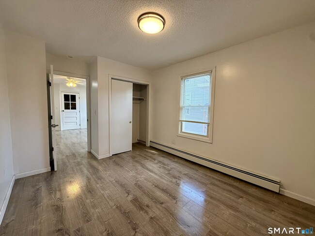 Building Photo - 8 Scott St