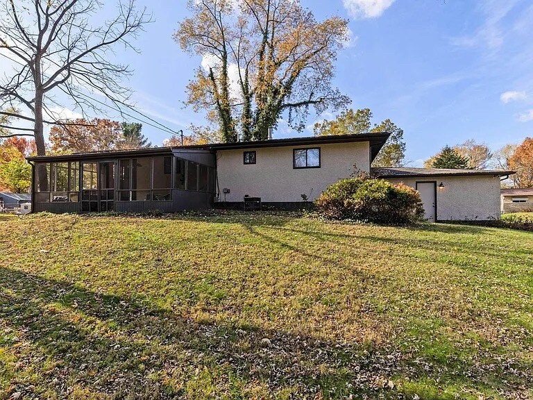 Building Photo - 300 Brookhaven Dr E