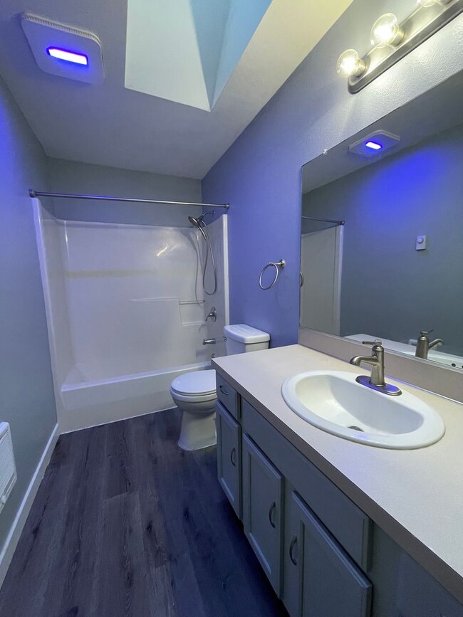 Building Photo - ***PENDING APPLICATION***Lovely 2 Bedroom Home with Den