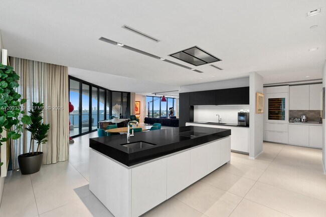 Building Photo - 1000 Biscayne Blvd
