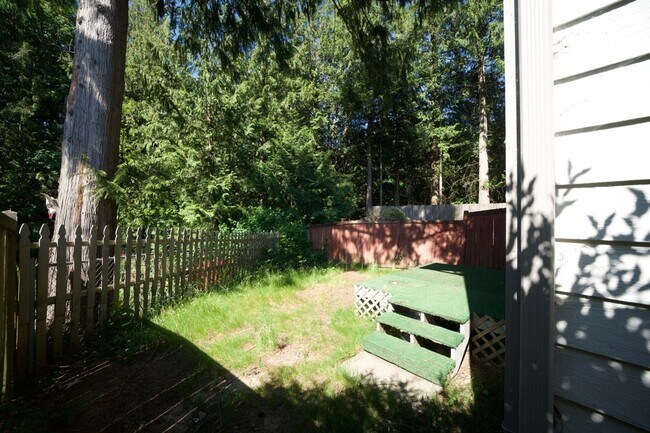 Building Photo - Spacious Townhome with Private Yard Near Lake Stevens!