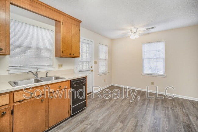 Building Photo - 290 South Cir NW