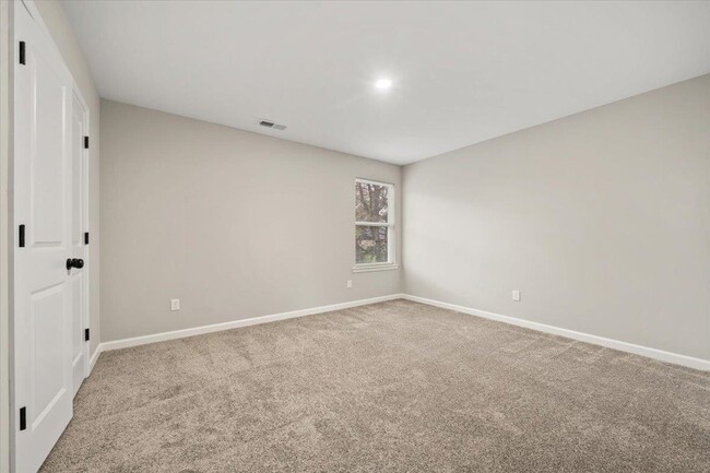 Building Photo - 2845 Yale Ave