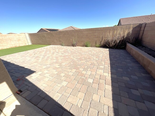 Building Photo - Vail School District hard to find 5 bedroo...