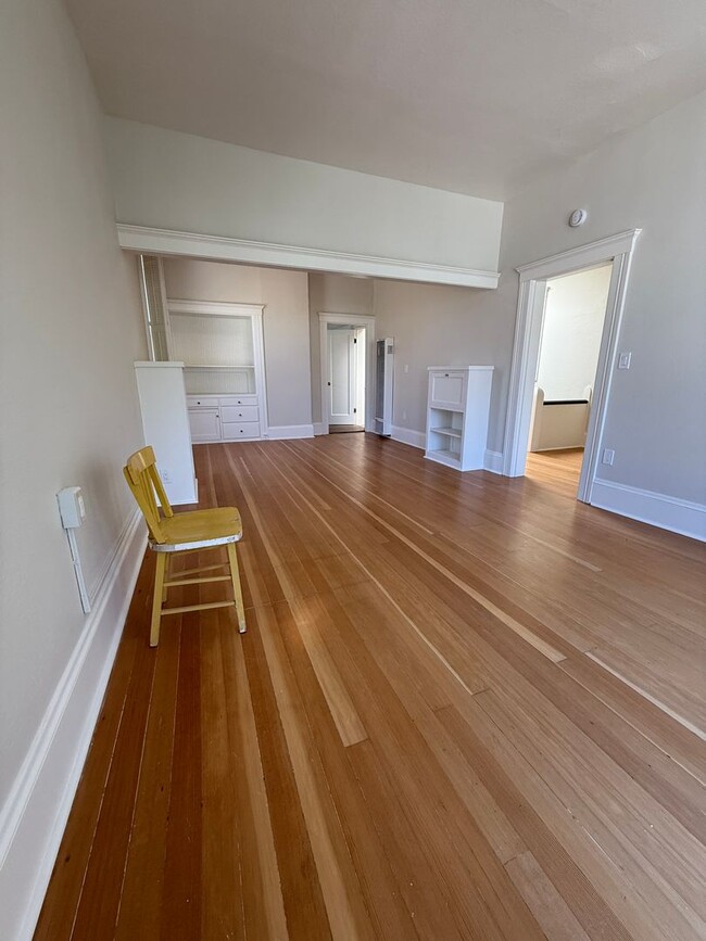 Building Photo - 2 Bedroom, 1 bathroom second floor apartme...
