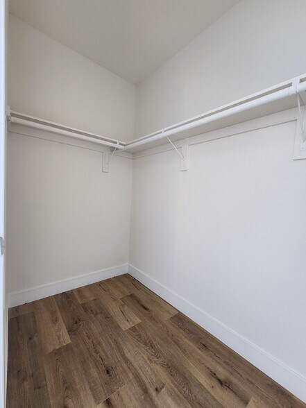 Building Photo - 543 N Kingsley Dr