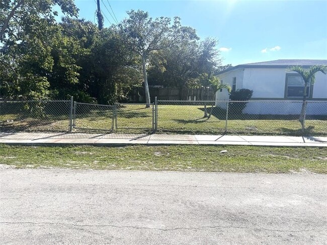 Building Photo - 3050 NW 5th Ct