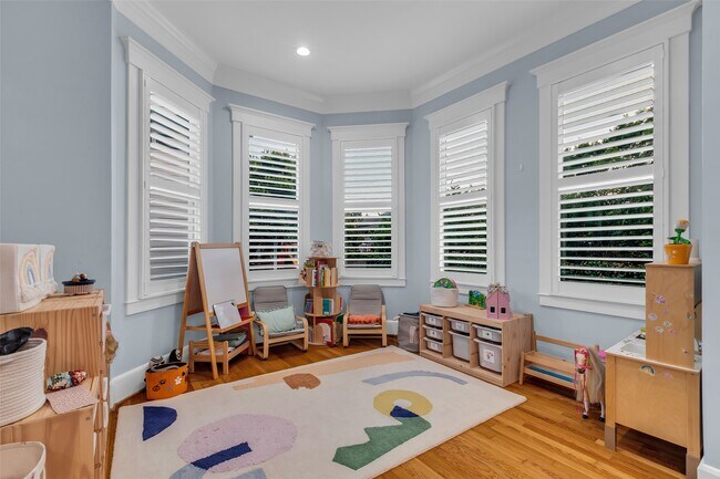 Building Photo - 340 W 17th St