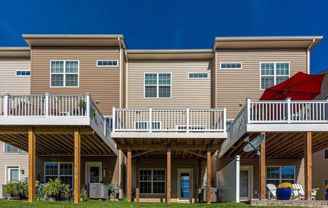 Building Photo - 3 level townhouse (newer construction) in Jefferson Place Community available early June!