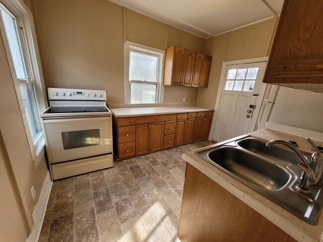 Building Photo - Two Bedroom Home with Washer/Dryer