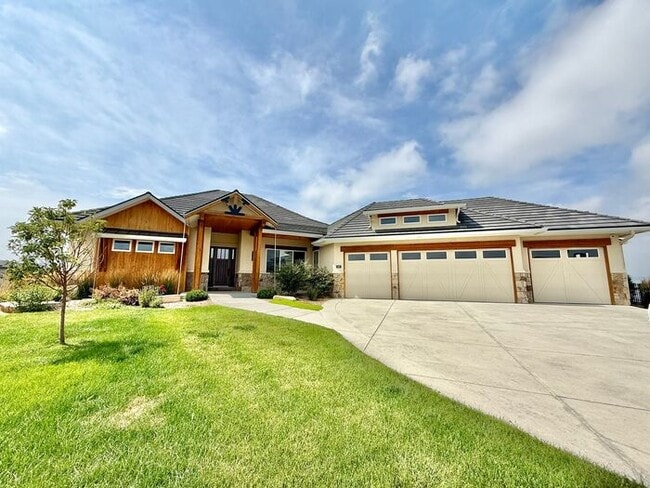 Primary Photo - Luxury Golf Retreat in Berthoud with Breat...