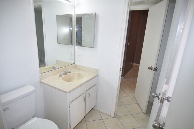 Building Photo - 602 Bellaire Dr