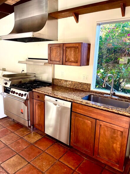kitchen - 2366 Nichols Canyon Rd