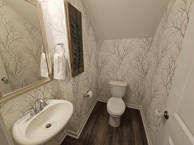 Building Photo - 819 Queenshire Ln