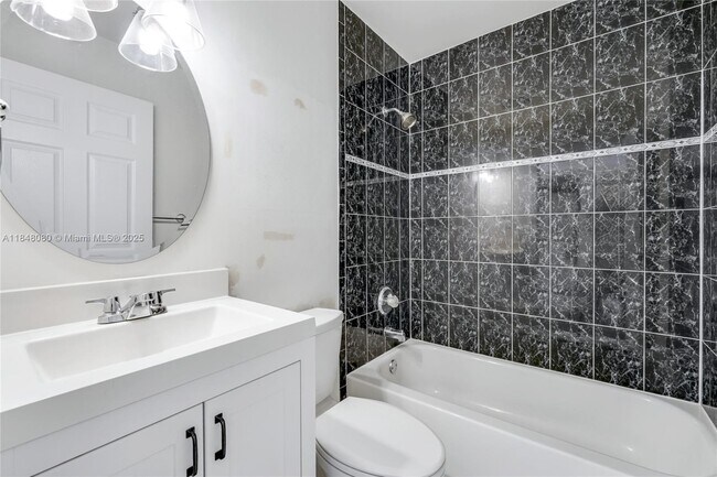 Building Photo - 3540 SW 17th St