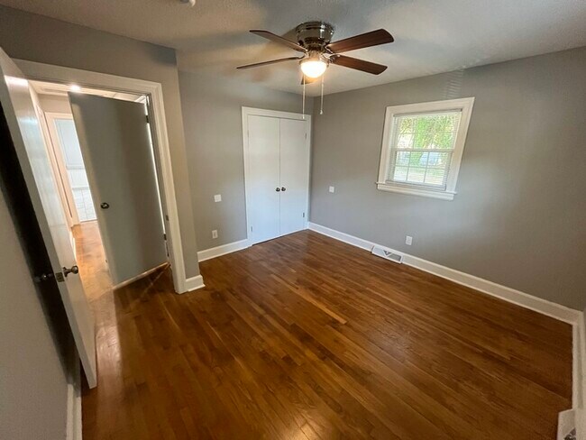 Building Photo - 3 Bedroom 2 bath