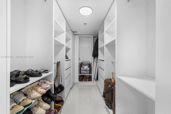 Building Photo - 1200 Brickell Bay Dr