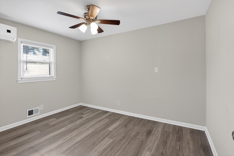 Building Photo - 586 Oakside Dr SW