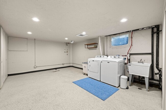 Building Photo - Mid-Century Classic! 3bd/3ba 2700 sf Short Term- FULLY FURNISHED!