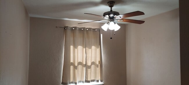 Building Photo - Magic Hollow