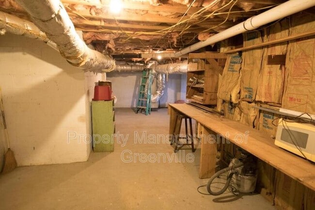 Building Photo - 121 Scarlett St