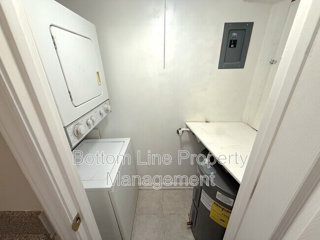 Building Photo - 2336 Kenmore Ave