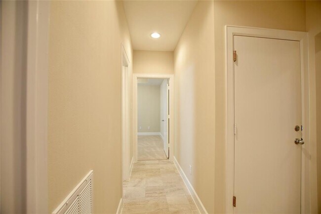 Building Photo - 11605 Main Pine Dr