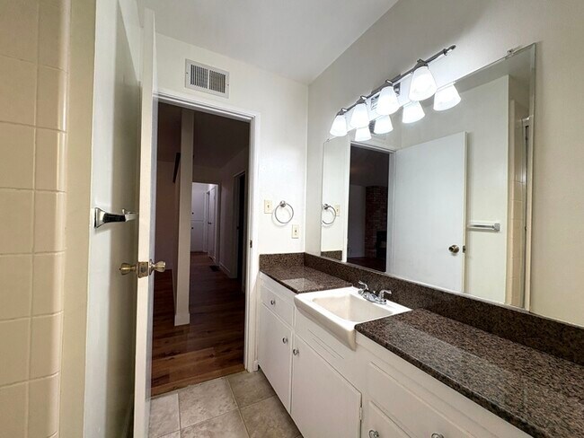 Building Photo - Beautiful 3 Bedroom For Rent in Sacramento!