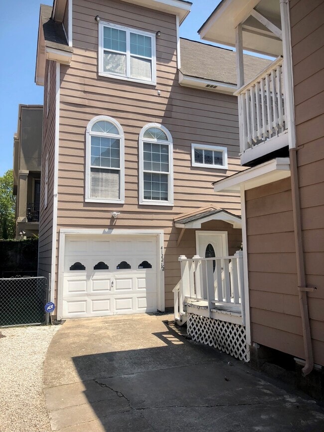 Building Photo - 4122 Drake St