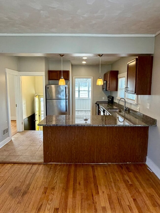 Building Photo - 3 Bedroom Morton Meadows Home for Rent - Close to Everything!