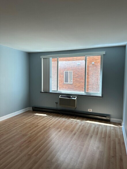 Building Photo - 3825 N Pine Grove Ave