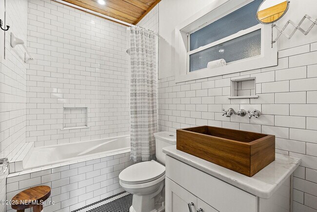 Building Photo - 206 Cabeza St
