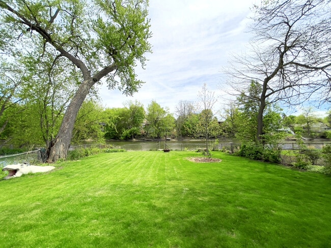 Building Photo - 405 La Fox River Dr