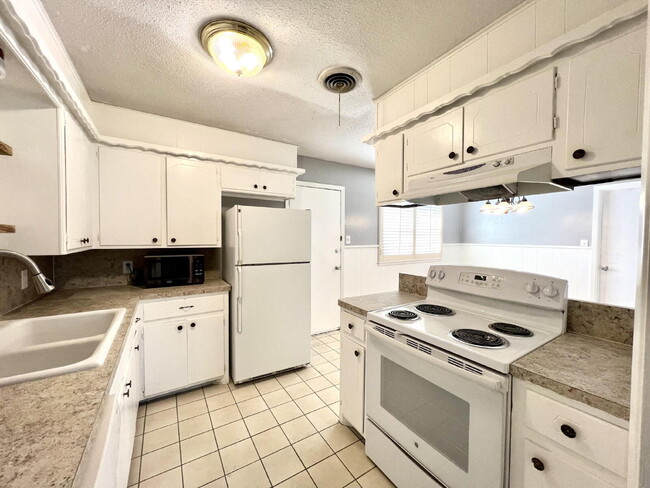 Building Photo - 6903 Hartford Ave