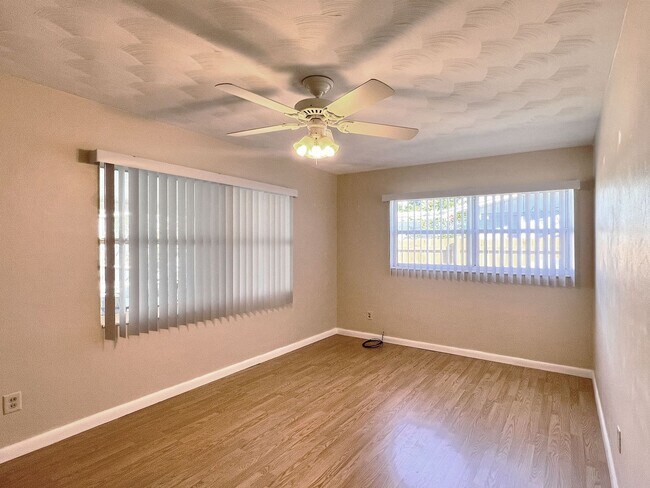 Building Photo - Two-Bedroom Pool Home in Winter Haven Clos...