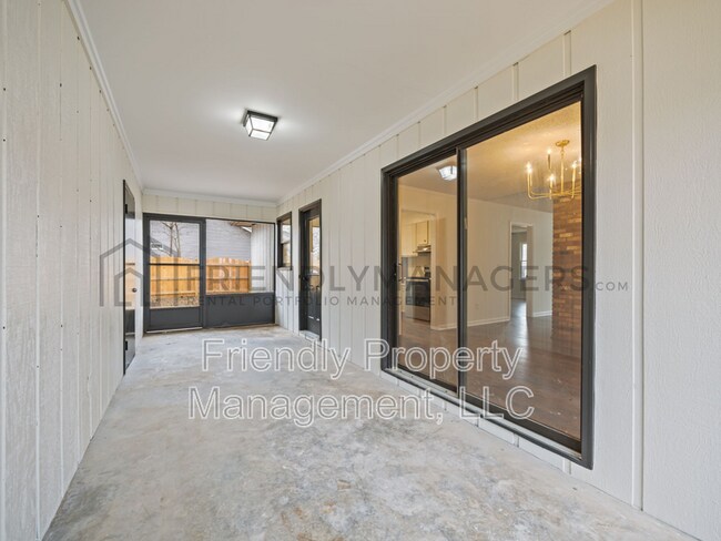 Building Photo - 2119 Dave St