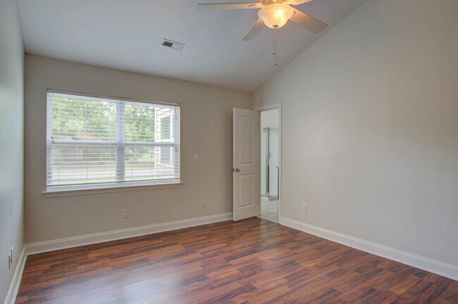 Building Photo - 8115 Pleasant Ridge Dr
