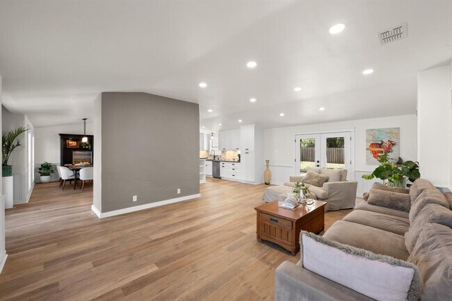 Building Photo - 303 Lakeway Dr