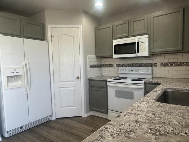 Building Photo - 2412 W Sweetbay Ave