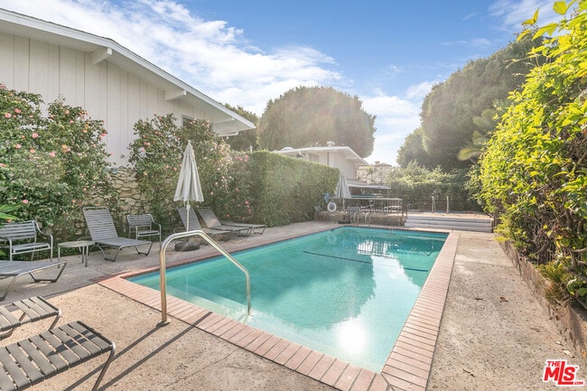 Building Photo - 4040 Grand View Blvd