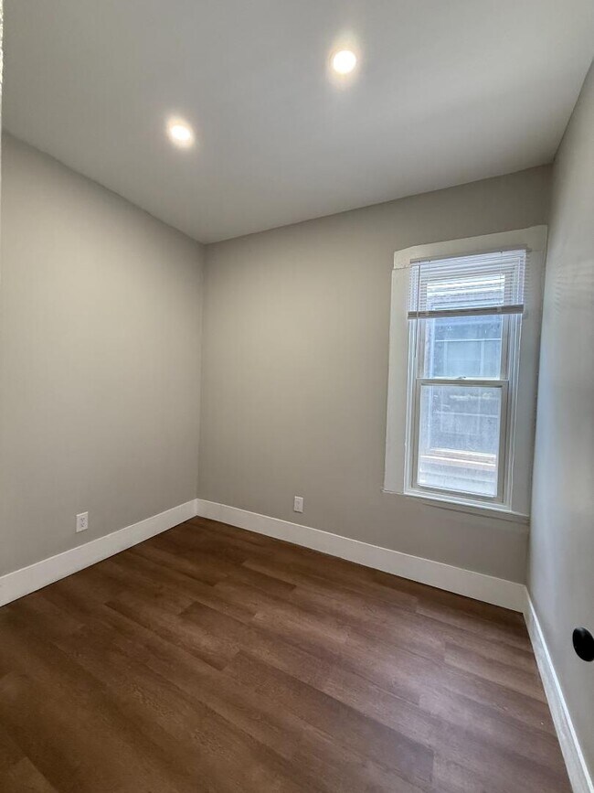 Building Photo - 605 3rd St