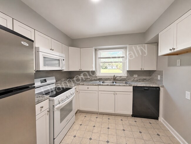 Building Photo - MOVE IN SPECIAL!  Spacious 3 Bed, 2 Bath Home with Large Yard Available!