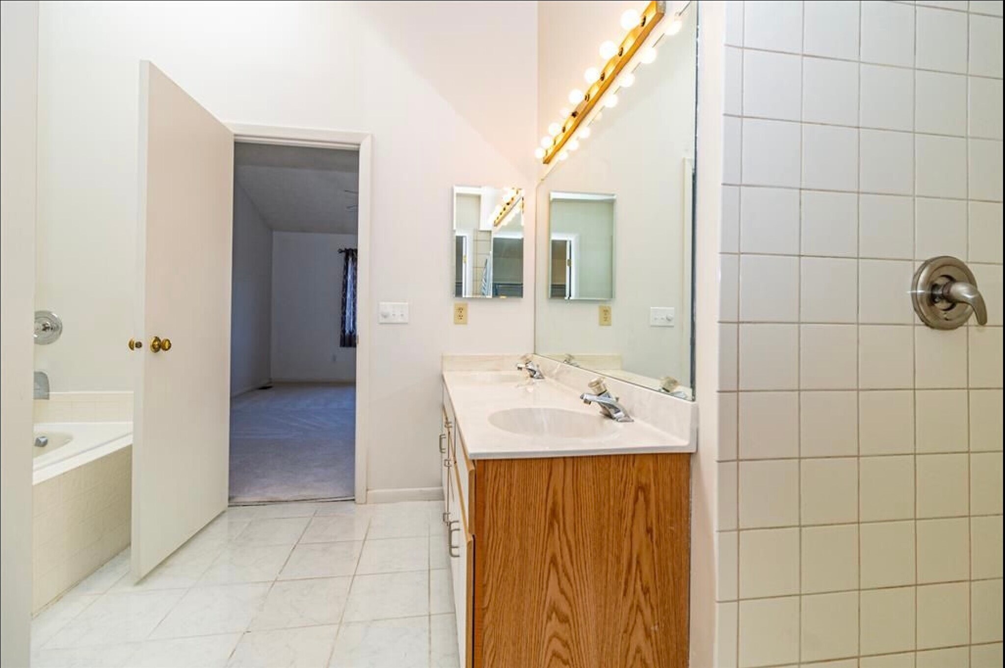 Master-bath - 9412 Hunters Creek Dr