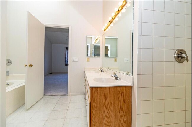 Master-bath - 9412 Hunters Creek Dr